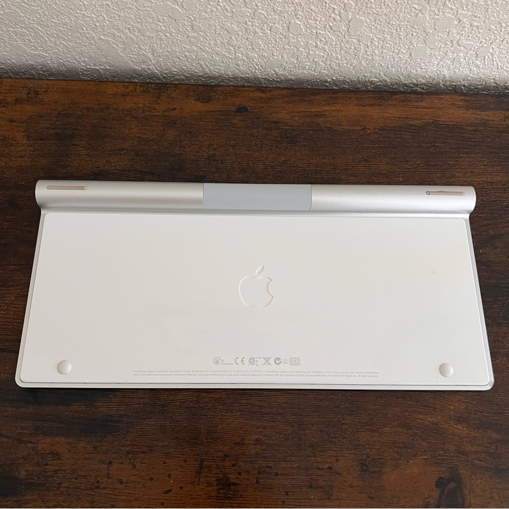 APPLE Wireless Keyboard Model A1314 - Picture 2 of 7